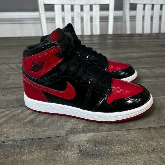 Nike Air Jordan 1 Retro High OG "Bred Banned" Size 1 Y - Picture 2 of 5